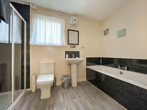 Bathtub, hair dryer, towels, soap - Highland 'Home from Home' with panoramic view of Cromarty Firth (Invergordon)