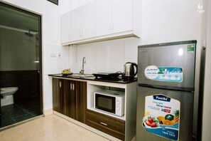 Fridge, stovetop, rice cooker, cookware/dishes/utensils