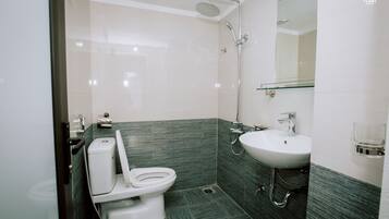 Shower, hydromassage showerhead, free toiletries, hair dryer