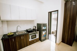 Fridge, stovetop, rice cooker, cookware/dishes/utensils
