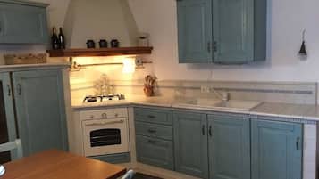 Een oven, een kookplaat, een koffiezetapparaat/waterkoker