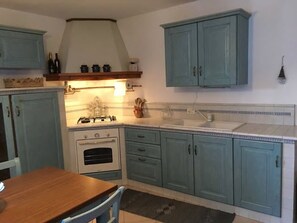 Ofen, Herdplatte, Wasserkocher mit Kaffee-/Teezubehör