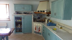 Oven, stovetop, coffee/tea maker, cookware/dishes/utensils - Pinzolo Campiglio apartment (Bocenago)