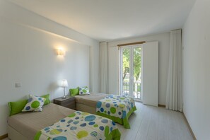 3 habitaciones, tabla de planchar con plancha, wifi y ropa de cama