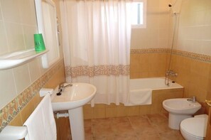 Bathtub, hair dryer, towels - apartment/ flat - El Pilar de la Mola (El Pilar de la Mola)