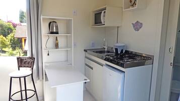 Economy Room, 1 Bedroom, Courtyard View | Private kitchen | Microwave, stovetop, electric kettle, cookware/dishes/utensils