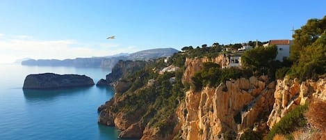 Sulla spiaggia, lettini da mare