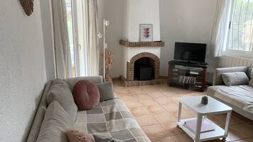 Een smart-tv, een dvd-speler, boeken en een muziekbibliotheek