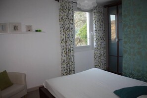 4 bedrooms, desk, iron/ironing board, WiFi