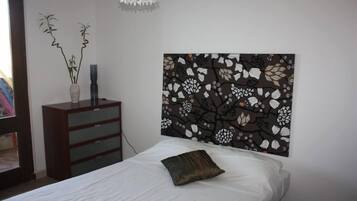 4 slaapkamers, een bureau, een strijkplank/strijkijzer, wifi