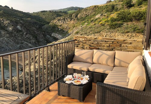 Grande Maison au bord de la Mediterranee sur plage avec pieds dans l'eau
