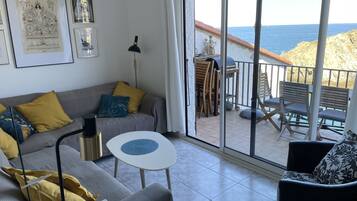 Smart-tv, een dvd-speler, boeken en een stereo