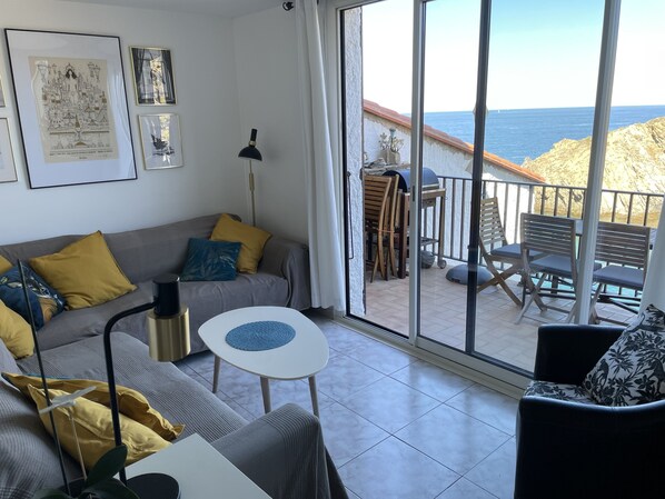 Smart TV, DVD player, books, stereo