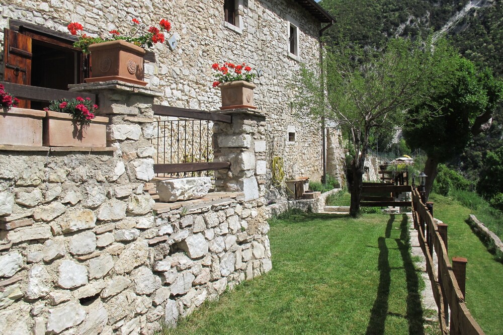 Old rural house with garden & SPA in the village of Valnerina