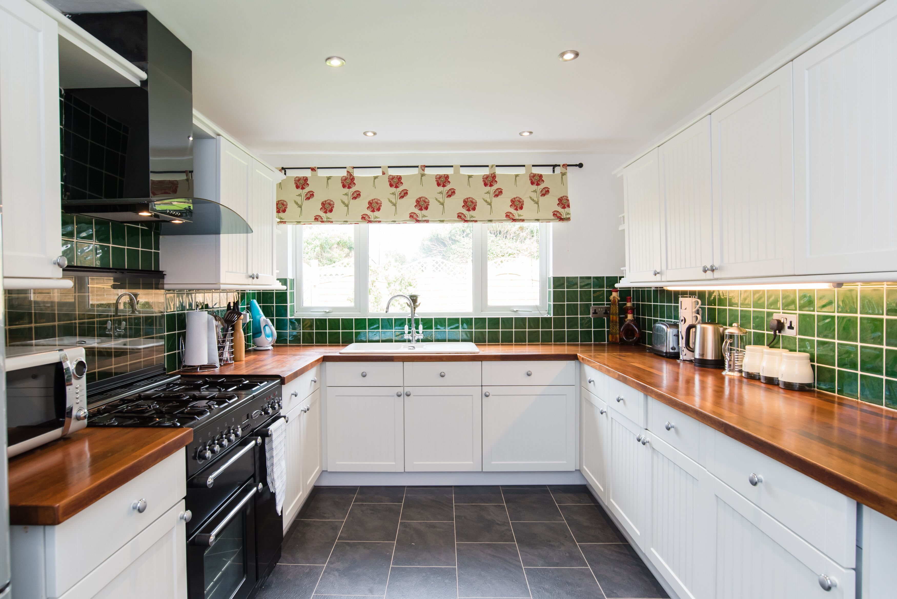 Spacious Seaside Family Cottage with Entertainment Centre