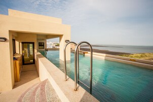 Una piscina al aire libre de temporada