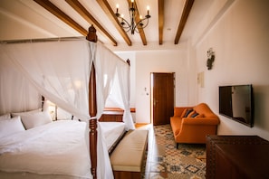 Comfort Double Room | Soundproofing, free cribs/infant beds, free WiFi, bed sheets