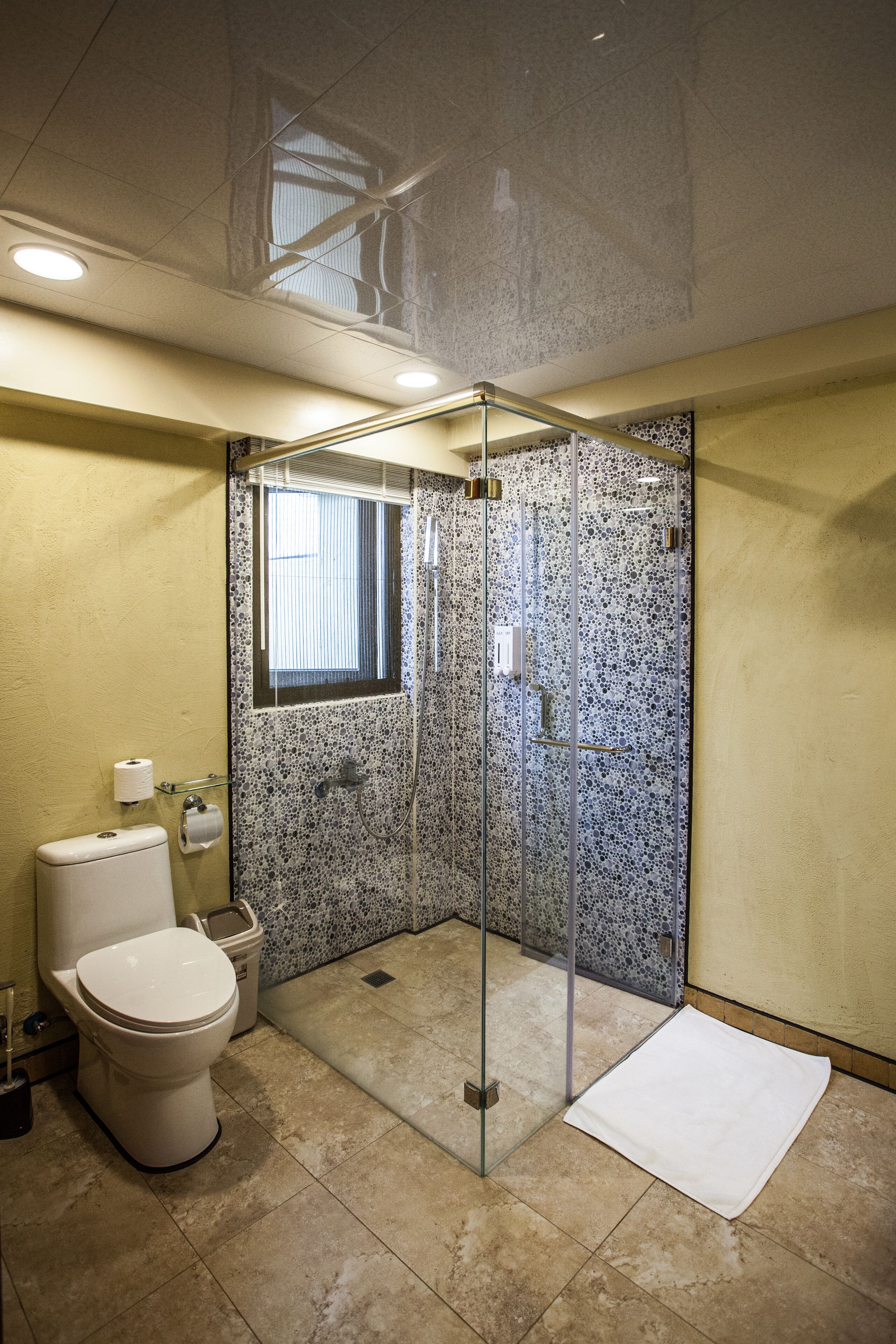 quadruple room (b) | bathroom | free toiletries, hair dryer, slippers, towels