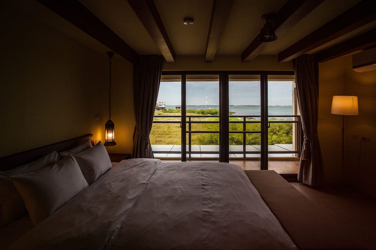 quadruple room (b) | soundproofing, free cots/infant beds, free wifi, bed sheets