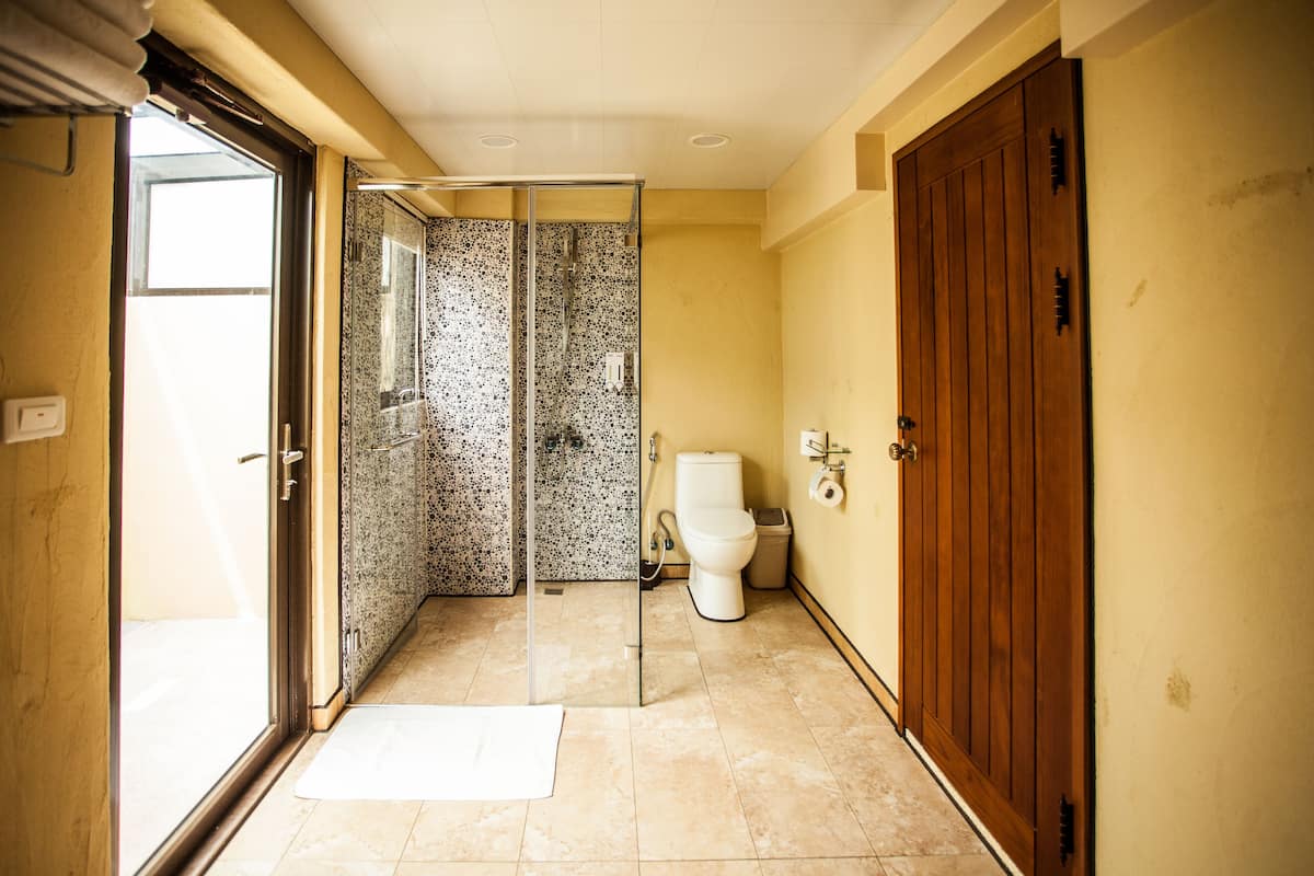 quadruple room (c) | bathroom | free toiletries, hair dryer, slippers, towels