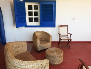 Property grounds - Detached villa with two large verandas, sleeps 8+1, about 400 m from the sea. (Campomarino)