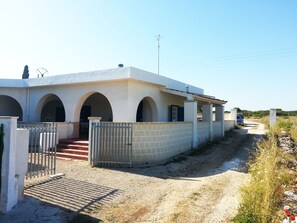 Exterior - Detached villa with two large verandas, sleeps 8+1, about 400 m from the sea. (Campomarino)