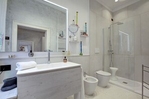 Shower, hair dryer, towels - STUNNING MODERN APARTMENT IN THE HEART OF VENICE M0270422824 (Venice)