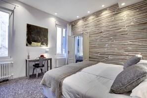 3 عدّة غرف نوم ومكواة/لوح كي وملاءات أسرّة