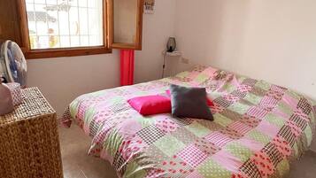 2 dormitorios, escritorio, tabla de planchar con plancha y cuna de viaje