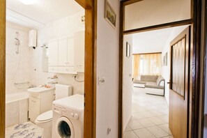 Appartamento, 2 camere da letto | Bagno | Doccia, set di cortesia gratuito, asciugacapelli, asciugamani