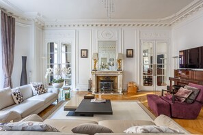 Smart TV, fireplace, DVD player, books