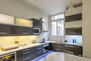 Frigorifero, microonde, forno, piano cottura