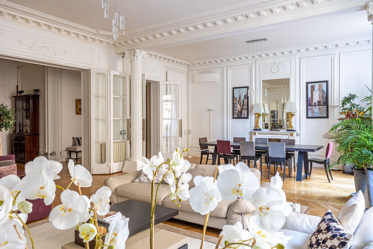 Smart-TV, peis, DVD-spiller og bøker