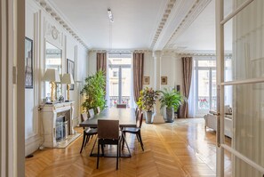 Dining - Prestigious Apartment Paris Trocadero 230m2 fully air conditionned (Paris)