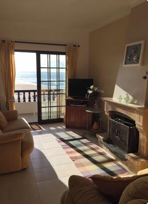 Smart TV, fireplace, DVD player, books