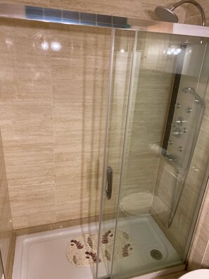 Shower, hair dryer, towels, soap - Apartment with open views to the Atlantic Ocean (Foz do Arelho)