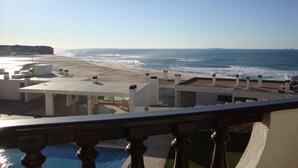 A balcony with a view of the beach and ocean. - Apartment with open views to the Atlantic Ocean (Foz do Arelho)