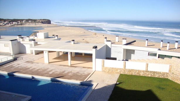 A rooftop pool with a view of the beach and ocean. - Apartment with open views to the Atlantic Ocean (Foz do Arelho)