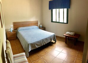 3 habitaciones, tabla de planchar con plancha, wifi y ropa de cama