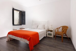 3 bedrooms, iron/ironing board, Internet, bed sheets - COZY HOUSE in the CENTER of TOWN (Tossa de Mar)