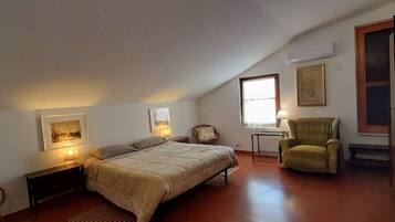 5 bedrooms, iron/ironing board, free WiFi, bed sheets