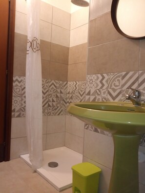 Dusche, Haartrockner, Bidet, Handtücher