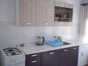 Kühlschrank, Ofen, Wasserkocher mit Kaffee-/Teezubehör