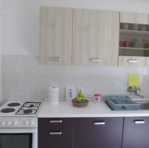 Fridge, oven, coffee/tea maker, cookware/dishes/utensils