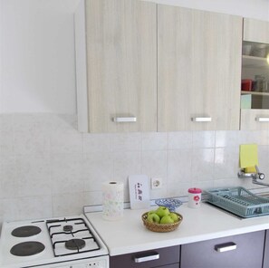 Réfrigérateur, four, cafetière/bouilloire