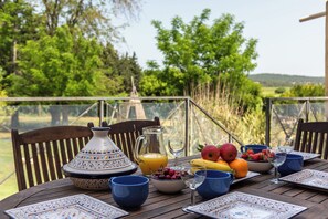 Outdoor dining - Character gite with swimming pool, surrounded by vineyards, 30 min drive from the Mediterranean coast. (Fabrezan)