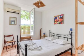 3 bedrooms, iron/ironing board, travel crib, free WiFi - Character gite with swimming pool, surrounded by vineyards, 30 min drive from the Mediterranean coast. (Fabrezan)
