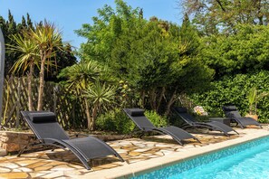 Outdoor pool, a heated pool - Character gite with swimming pool, surrounded by vineyards, 30 min drive from the Mediterranean coast. (Fabrezan)