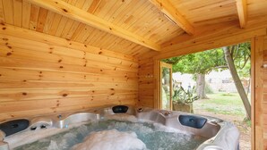 A wooden cabin with a hot tub. - Character gite with swimming pool, surrounded by vineyards, 30 min drive from the Mediterranean coast. (Fabrezan)