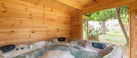 Indoor spa tub